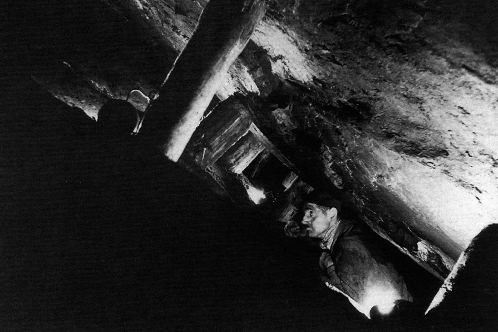 Arbeiter kontrolliert die Stempel