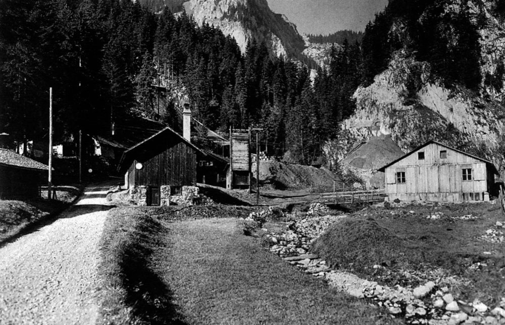 Gesamtansicht mit Bade- und Schlafbaracken